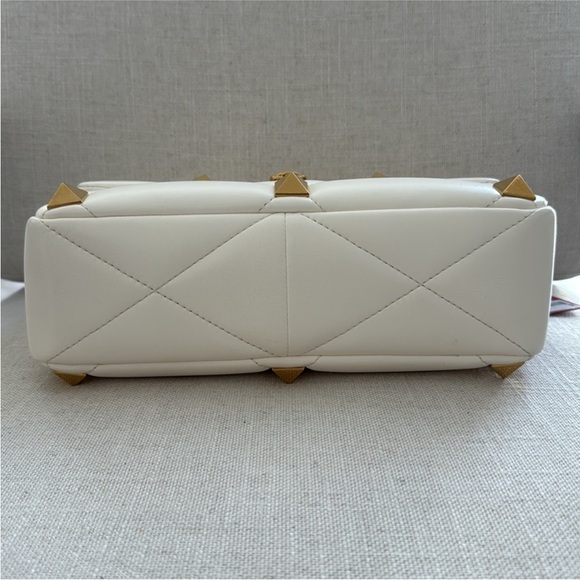 Valentino White and Gold Pyramid Stud Shoulder Bag - Picture 4 of 8